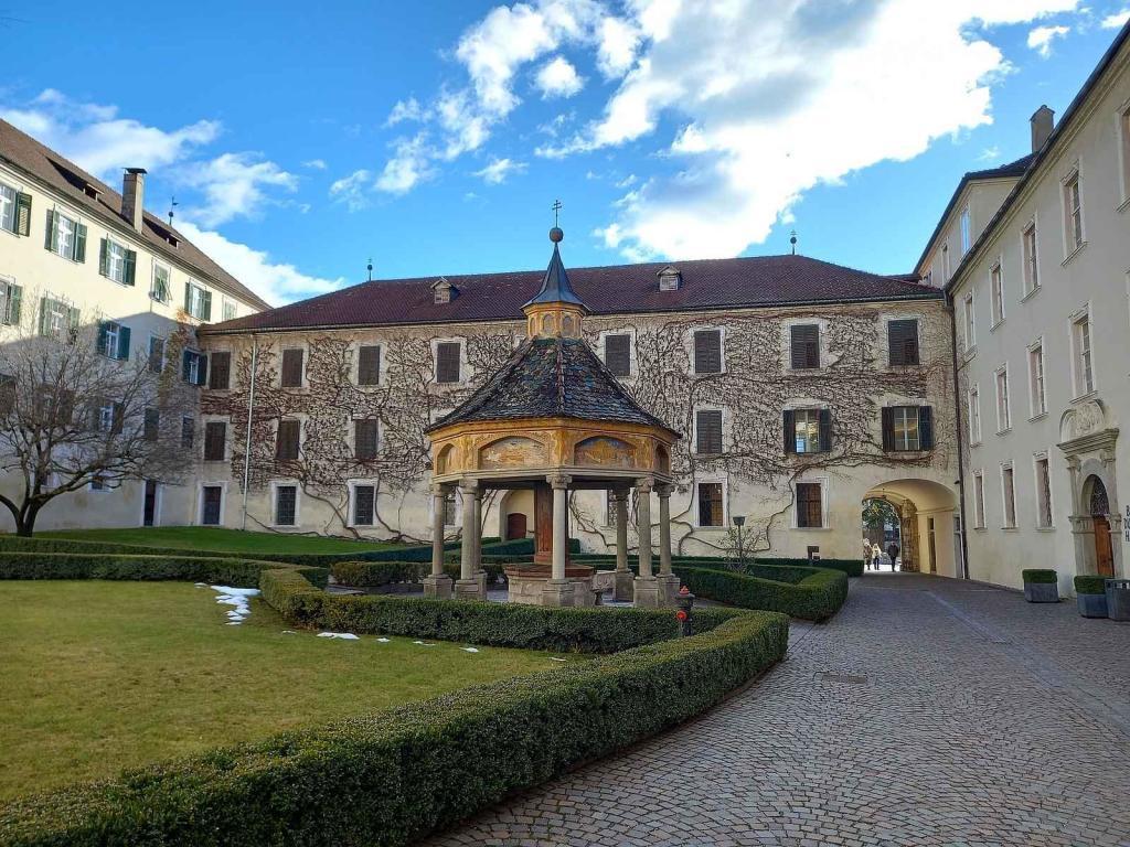 Augustiniánský klášter Novacella, jeden z nejhezčích v kraji.