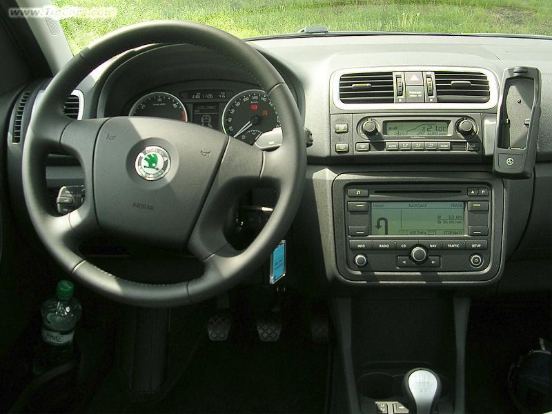 Palubní deska už je konzervativní, volant pochází z Octavie II.