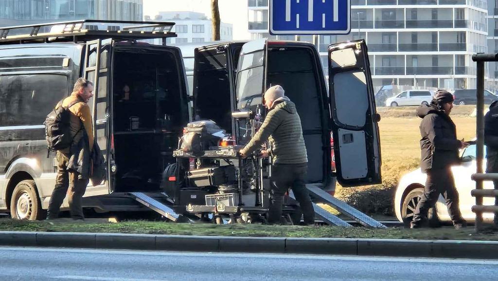Filmaři zabrali Rohanské nábřeží. Řidiči musí objížďkou.