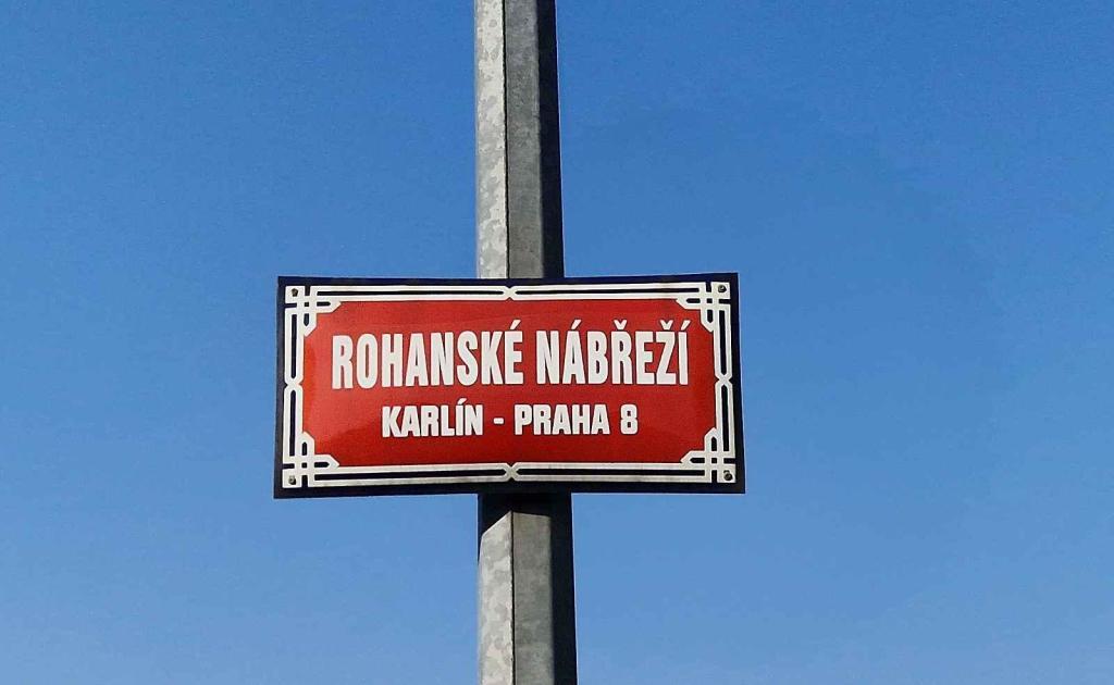 Filmaři zabrali Rohanské nábřeží. Řidiči musí objížďkou.