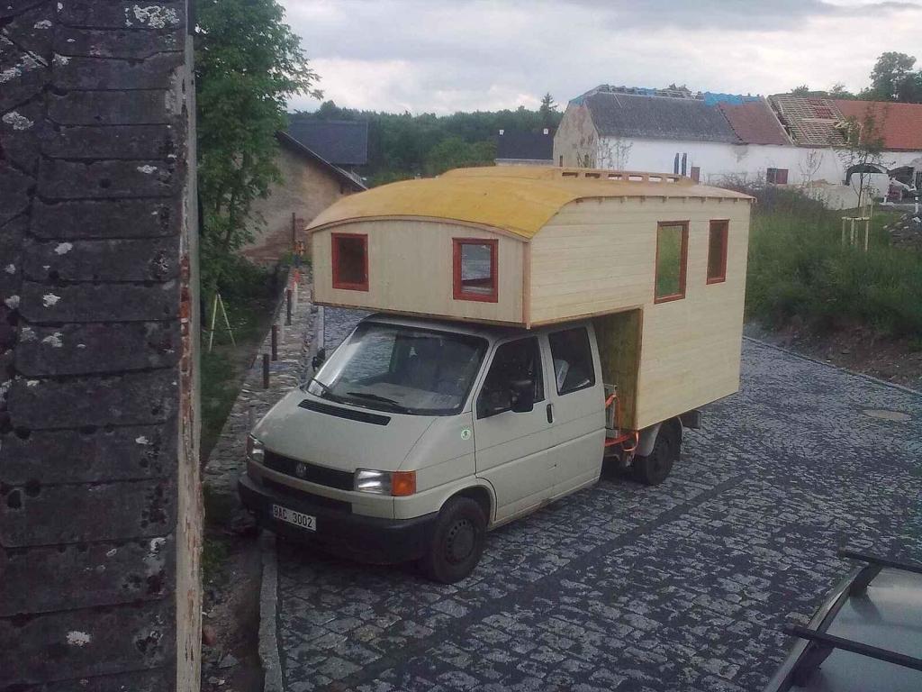 Volkswagen transportér 4. generace s dřevěnou nástavbou.