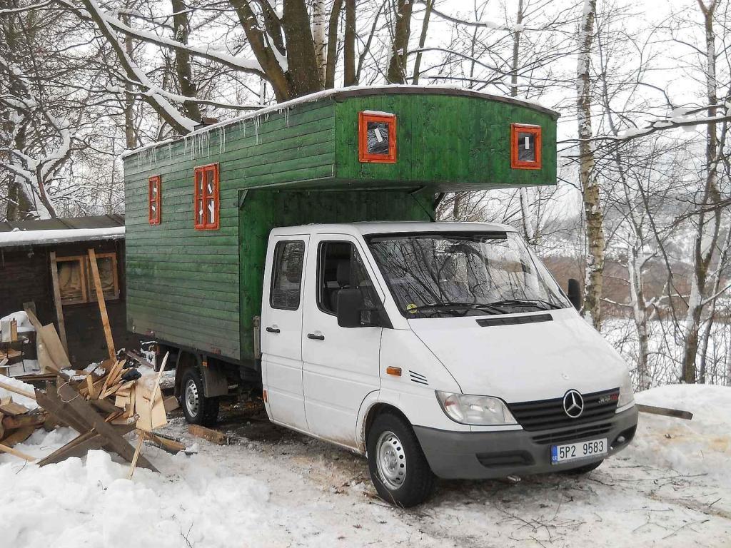 Nástavba dostala zelený kabát, aby odpovídala tradiční maringotce.