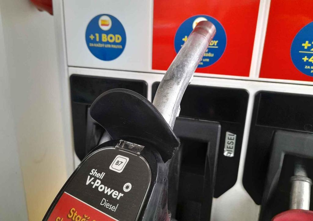 Pistole pro čerpání nafty je širší než benzínová.