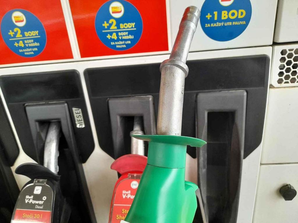 Pistole pro čerpání benzínu je užší.