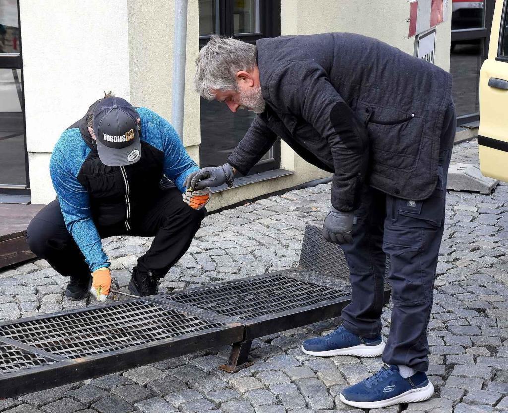 Z natáčení komedie Když se zhasne v Olomouci, kaskadér Jindřich Klaus (vpravo).