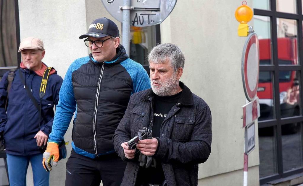 Z natáčení komedie Když se zhasne v Olomouci, kaskadér Jindřich Klaus (vpravo).