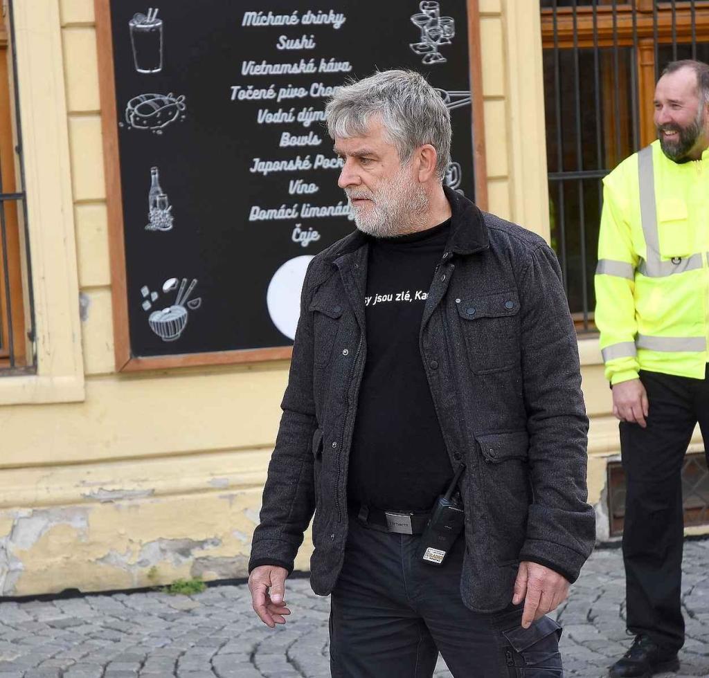 Z natáčení komedie Když se zhasne v Olomouci, kaskadér Jindřich Klaus.