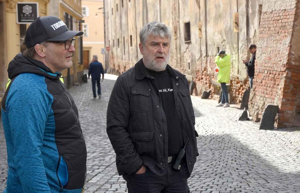 Z natáčení komedie Když se zhasne v Olomouci, kaskadér Jindřich Klaus (vpravo).