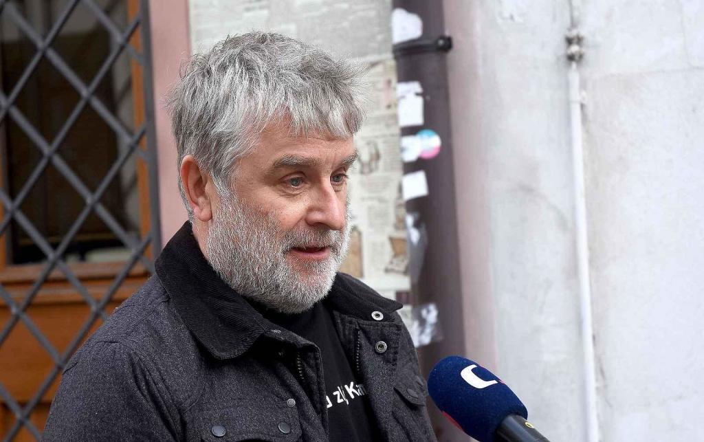 Z natáčení komedie Když se zhasne v Olomouci, kaskadér Jindřich Klaus.