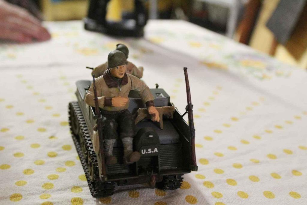 Německá pásová motorka Kettenkrad v americkém markingu. Ani na ní nechybí figurka psa.