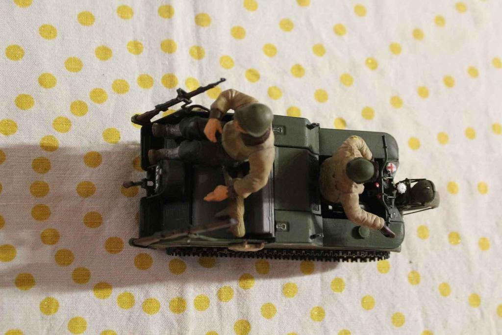 Další pohled na RC model německé pásové motorky Kettenkrad v americkém markingu.