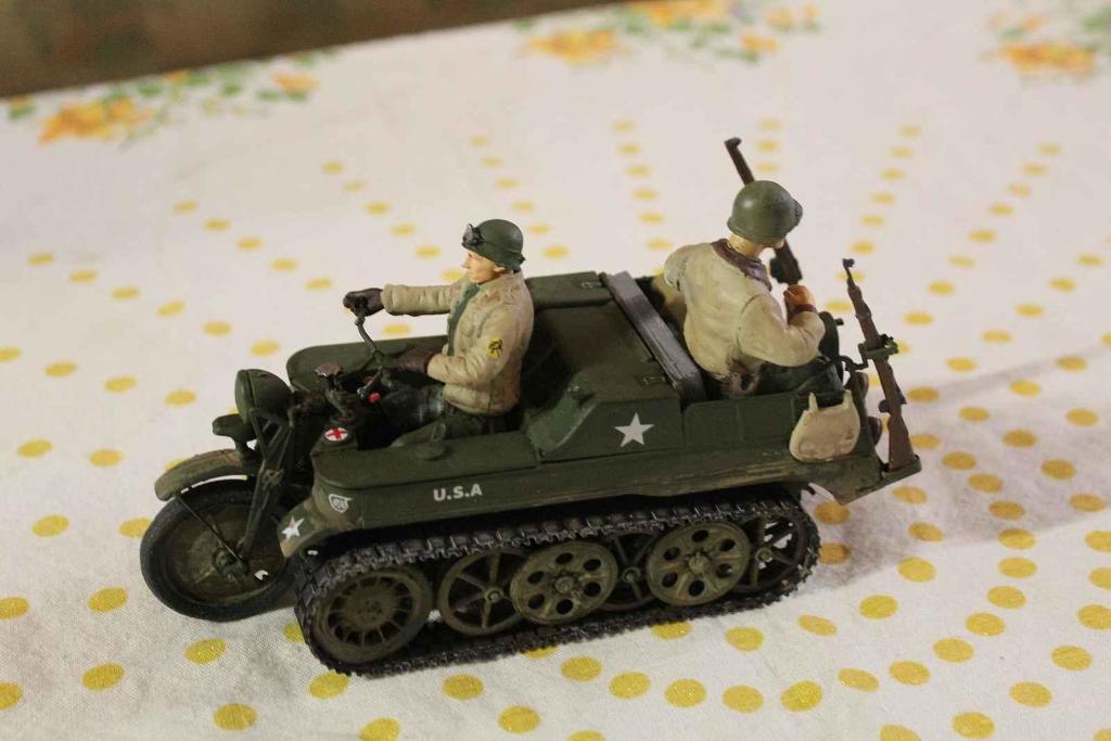 Německá pásová motorka Kettenkrad v americkém markingu.
