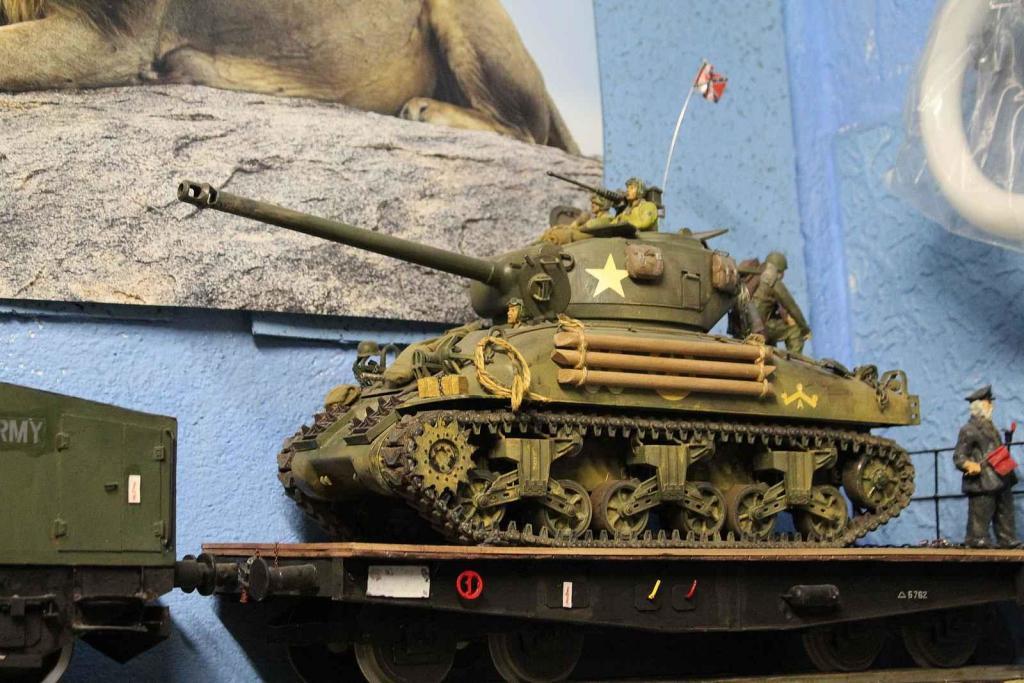Tank na železniční plošině.