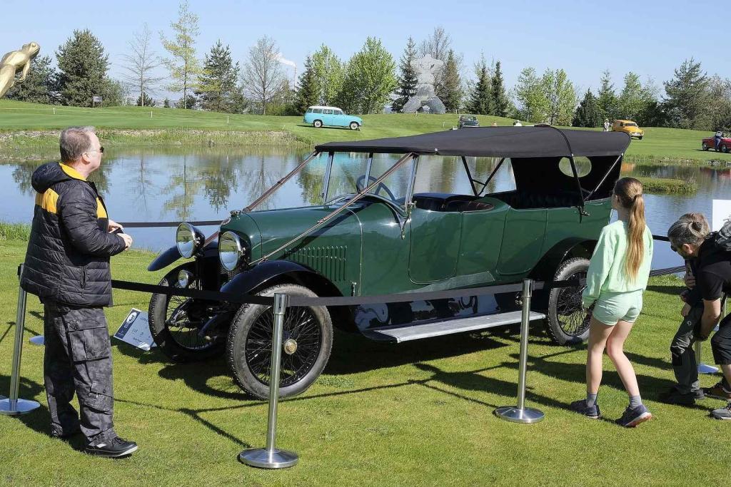 Slavnostní zahájení přehlídky vzácných historických vozidel Automobilové klenoty 2025.