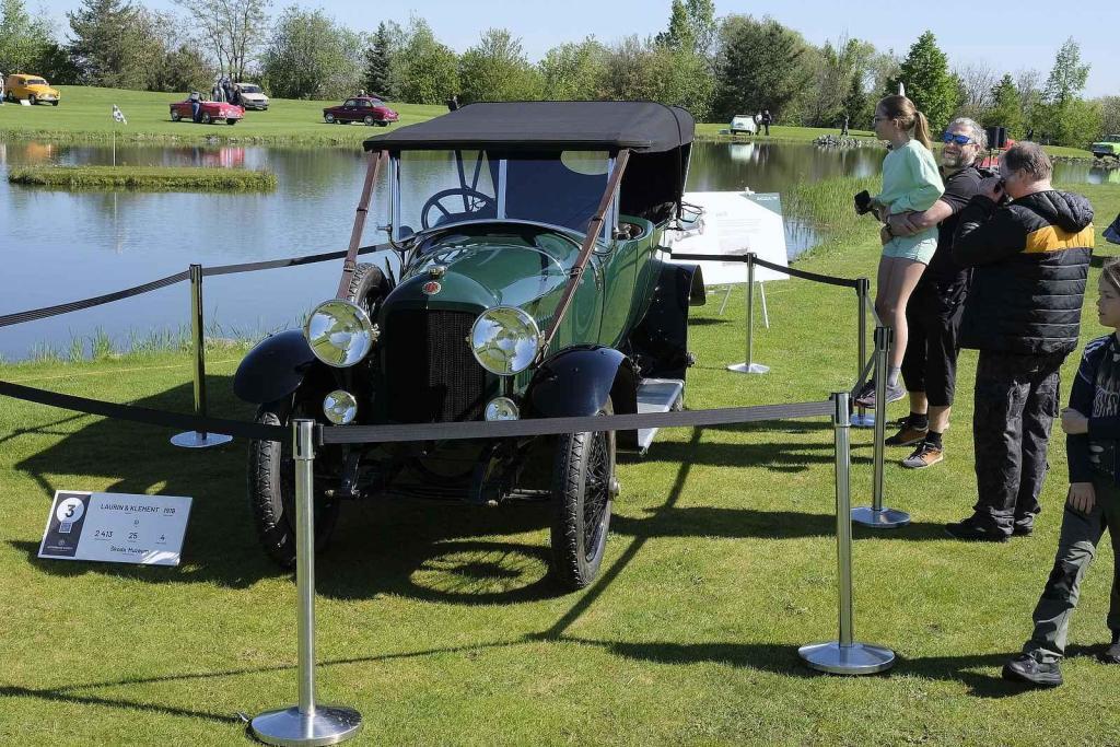 Slavnostní zahájení přehlídky vzácných historických vozidel Automobilové klenoty 2025.