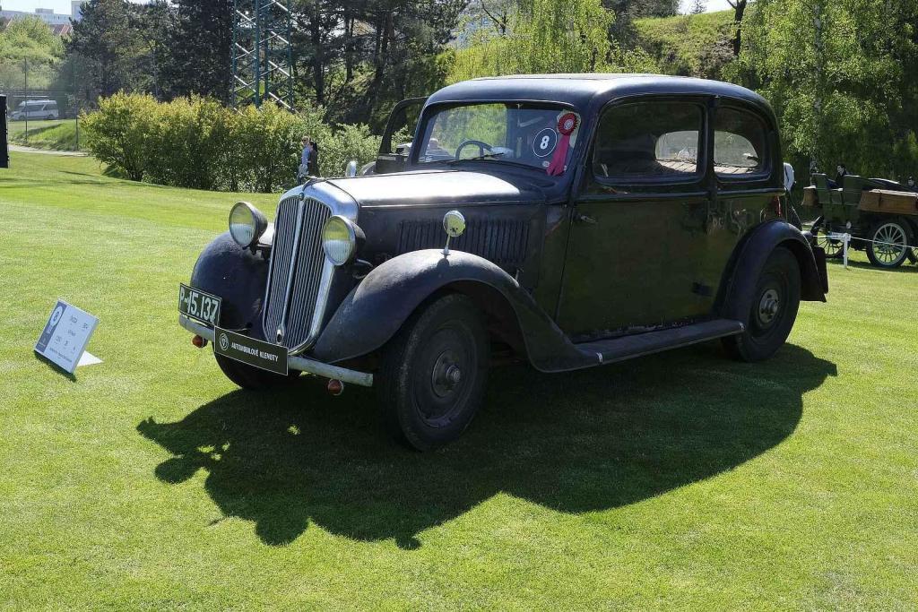 Slavnostní zahájení přehlídky vzácných historických vozidel Automobilové klenoty 2025.