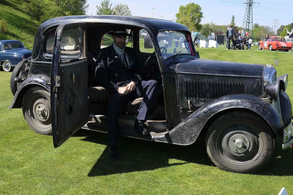 Slavnostní zahájení přehlídky vzácných historických vozidel Automobilové klenoty 2025.