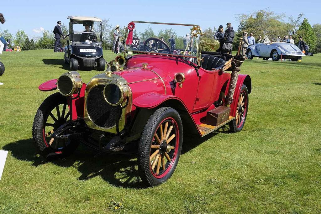 Slavnostní zahájení přehlídky vzácných historických vozidel Automobilové klenoty 2025.