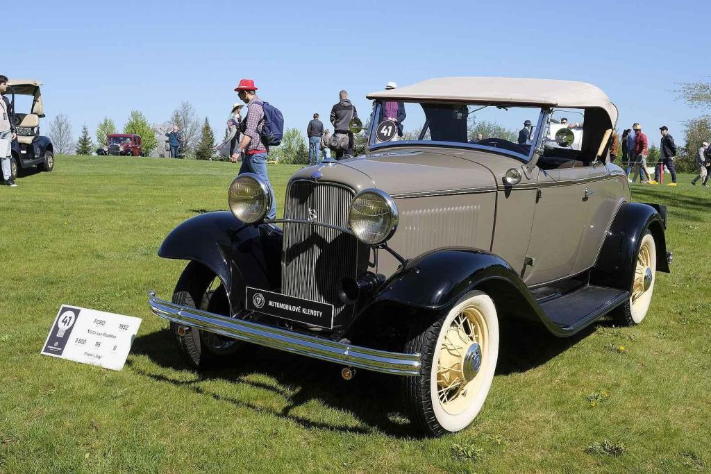 Slavnostní zahájení přehlídky vzácných historických vozidel Automobilové klenoty 2025.