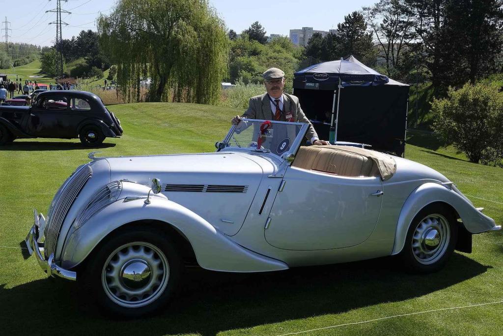 Slavnostní zahájení přehlídky vzácných historických vozidel Automobilové klenoty 2025.