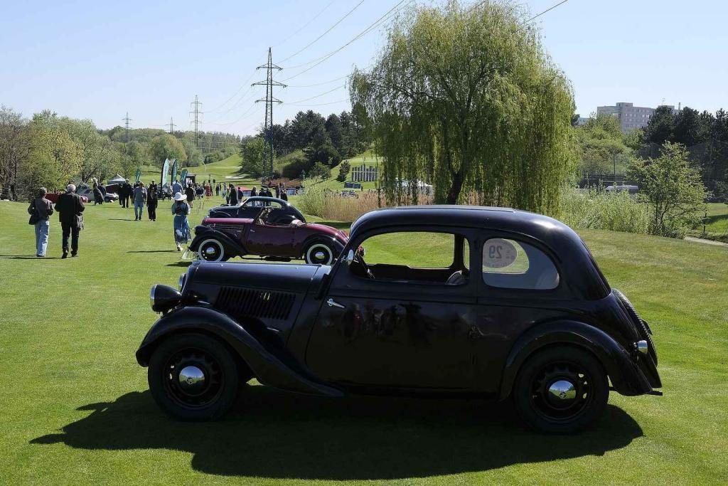 Slavnostní zahájení přehlídky vzácných historických vozidel Automobilové klenoty 2025.