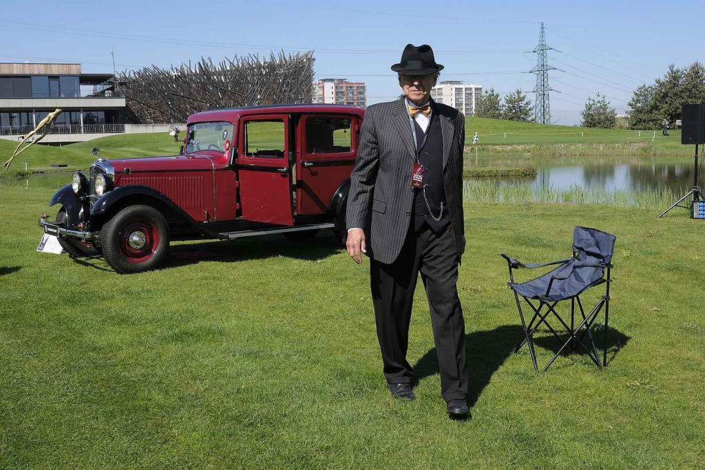 Slavnostní zahájení přehlídky vzácných historických vozidel Automobilové klenoty 2025.