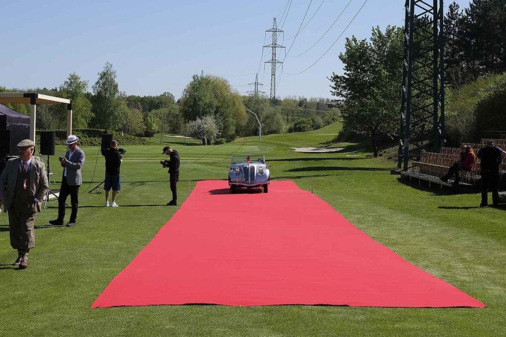 Slavnostní zahájení přehlídky vzácných historických vozidel Automobilové klenoty 2025.
