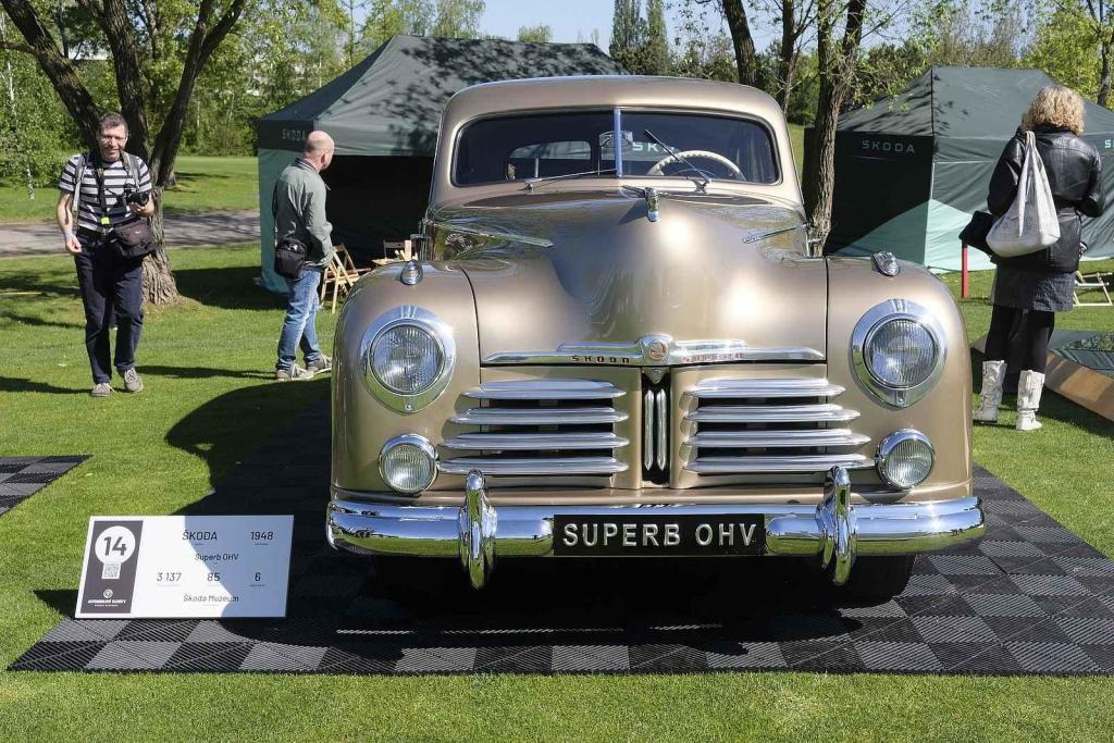 Slavnostní zahájení přehlídky vzácných historických vozidel Automobilové klenoty 2025.