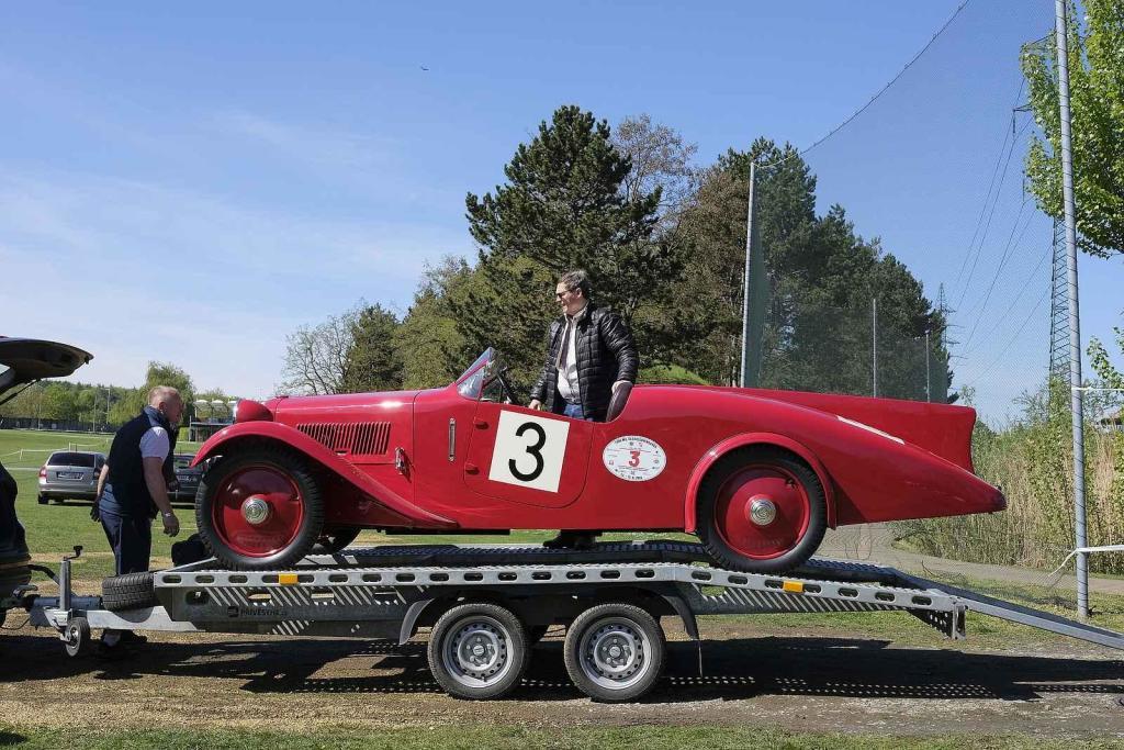 Slavnostní zahájení přehlídky vzácných historických vozidel Automobilové klenoty 2025.