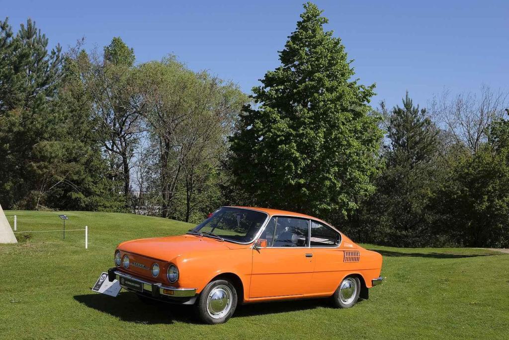 Slavnostní zahájení přehlídky vzácných historických vozidel Automobilové klenoty 2025.