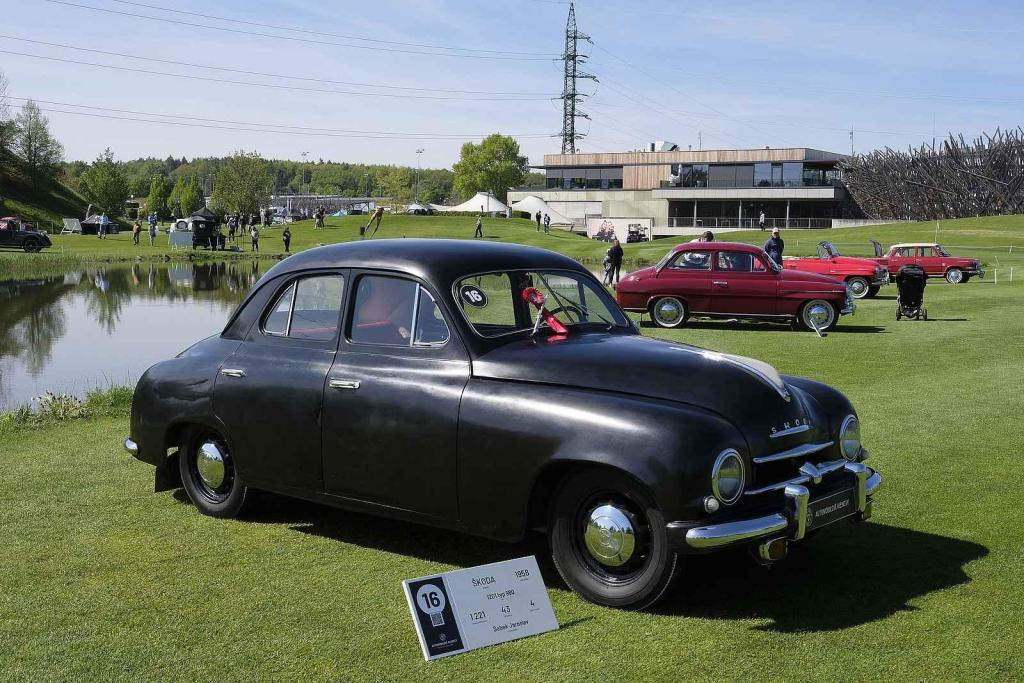 Slavnostní zahájení přehlídky vzácných historických vozidel Automobilové klenoty 2025.