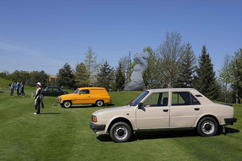 Slavnostní zahájení přehlídky vzácných historických vozidel Automobilové klenoty 2025.