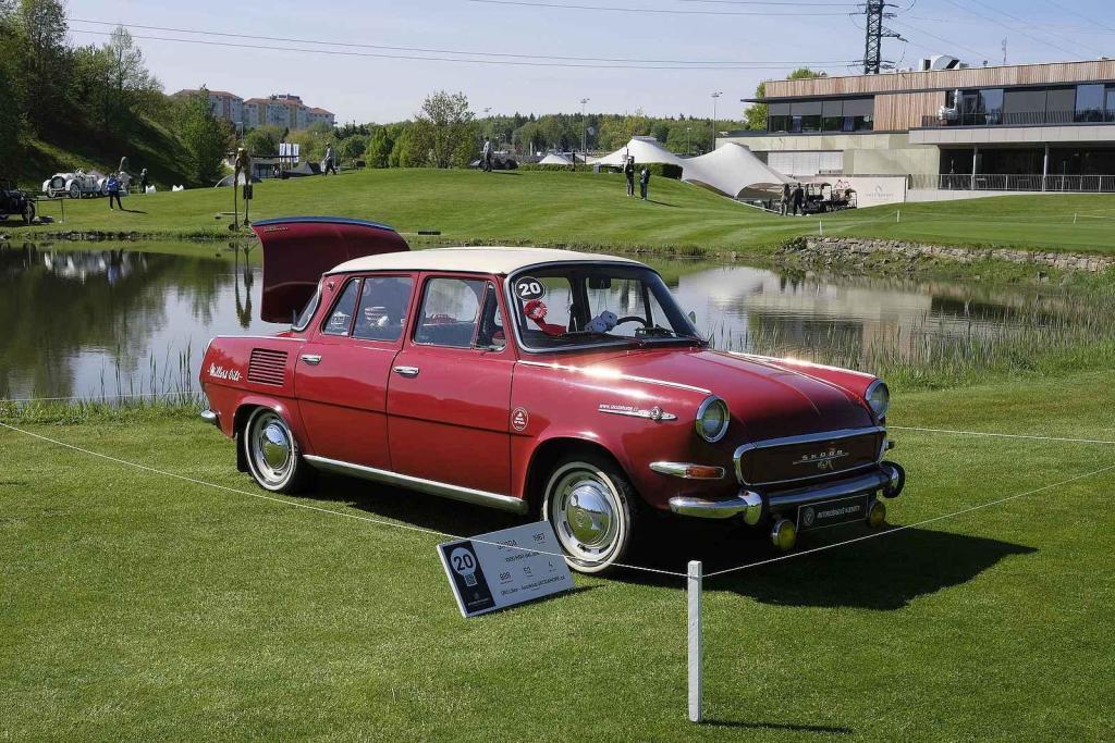 Slavnostní zahájení přehlídky vzácných historických vozidel Automobilové klenoty 2025.