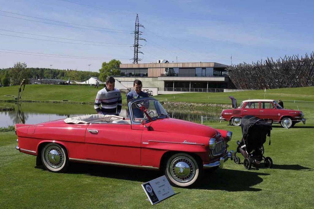 Slavnostní zahájení přehlídky vzácných historických vozidel Automobilové klenoty 2025.