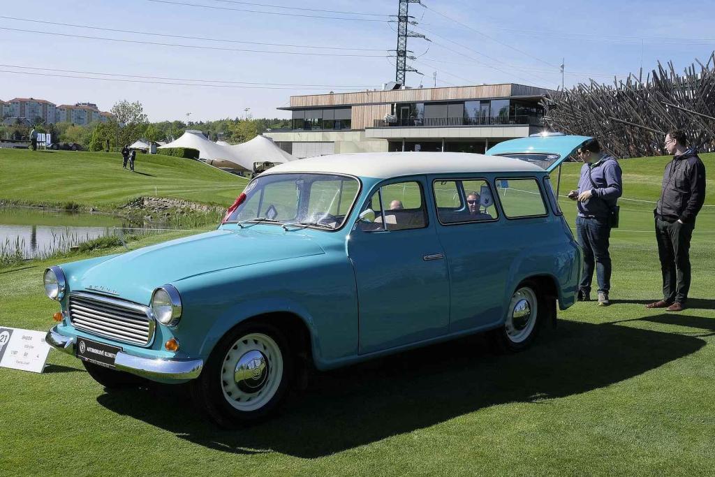 Slavnostní zahájení přehlídky vzácných historických vozidel Automobilové klenoty 2025.