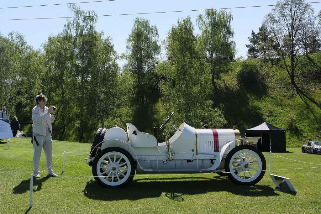 Slavnostní zahájení přehlídky vzácných historických vozidel Automobilové klenoty 2025.