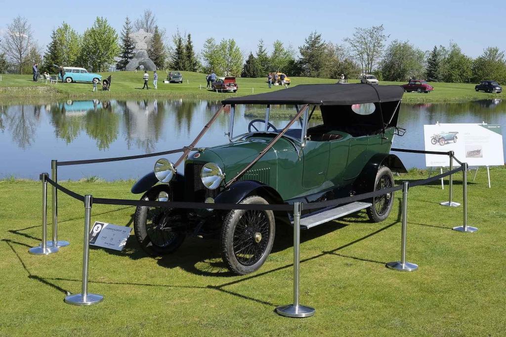 Slavnostní zahájení přehlídky vzácných historických vozidel Automobilové klenoty 2025.