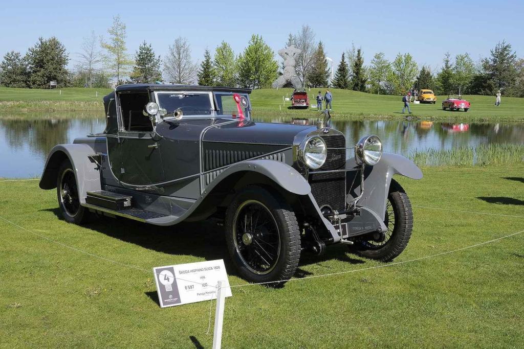 Slavnostní zahájení přehlídky vzácných historických vozidel Automobilové klenoty 2025.