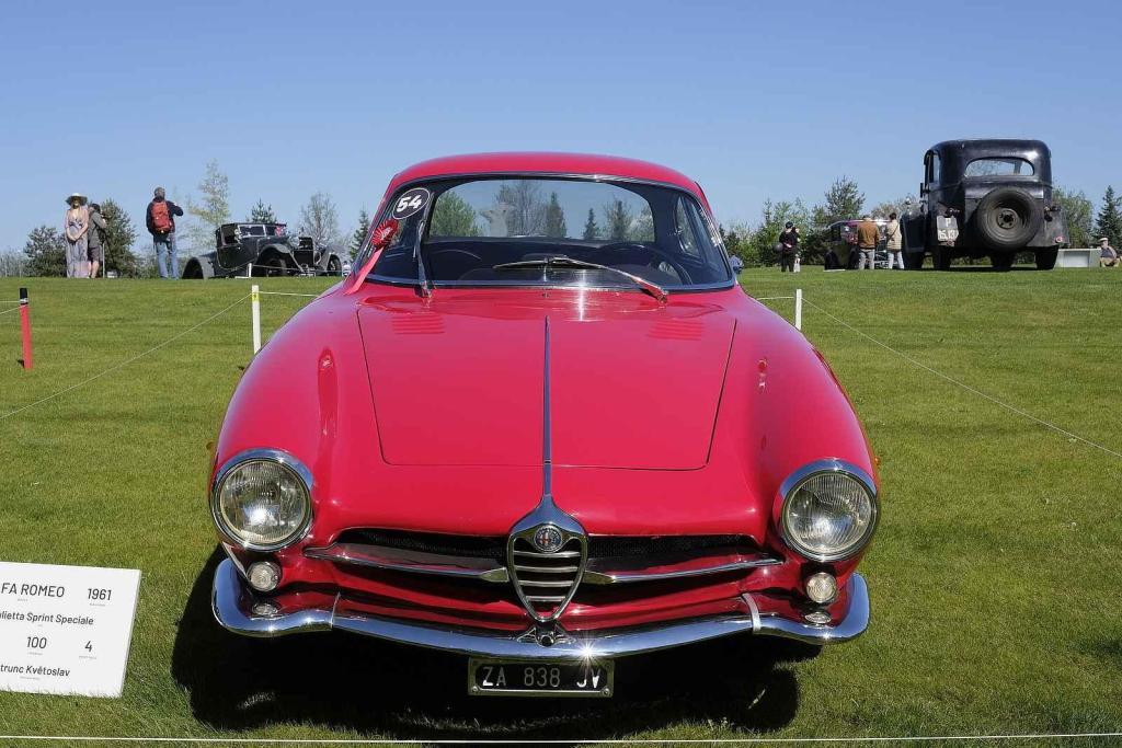 Slavnostní zahájení přehlídky vzácných historických vozidel Automobilové klenoty 2025.