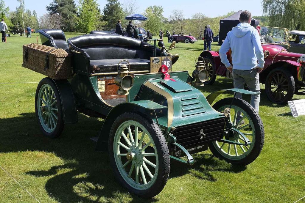 Slavnostní zahájení přehlídky vzácných historických vozidel Automobilové klenoty 2025.