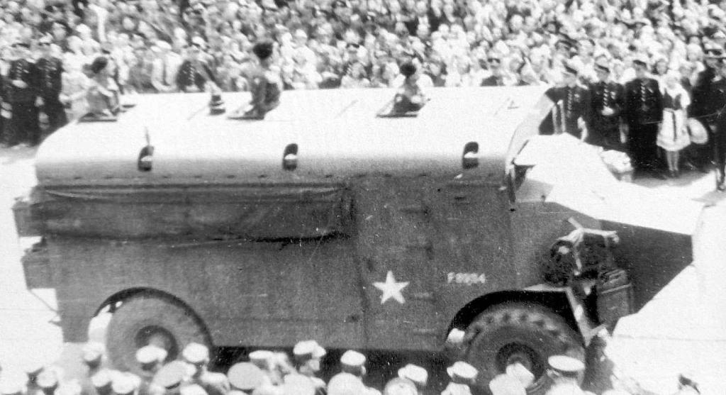 Obrněné velitelské vozidlo Dorchester Československé samostatné obrněné brigády ve Velké Británii při květnov přehlídce v Praze v roce 1945.
