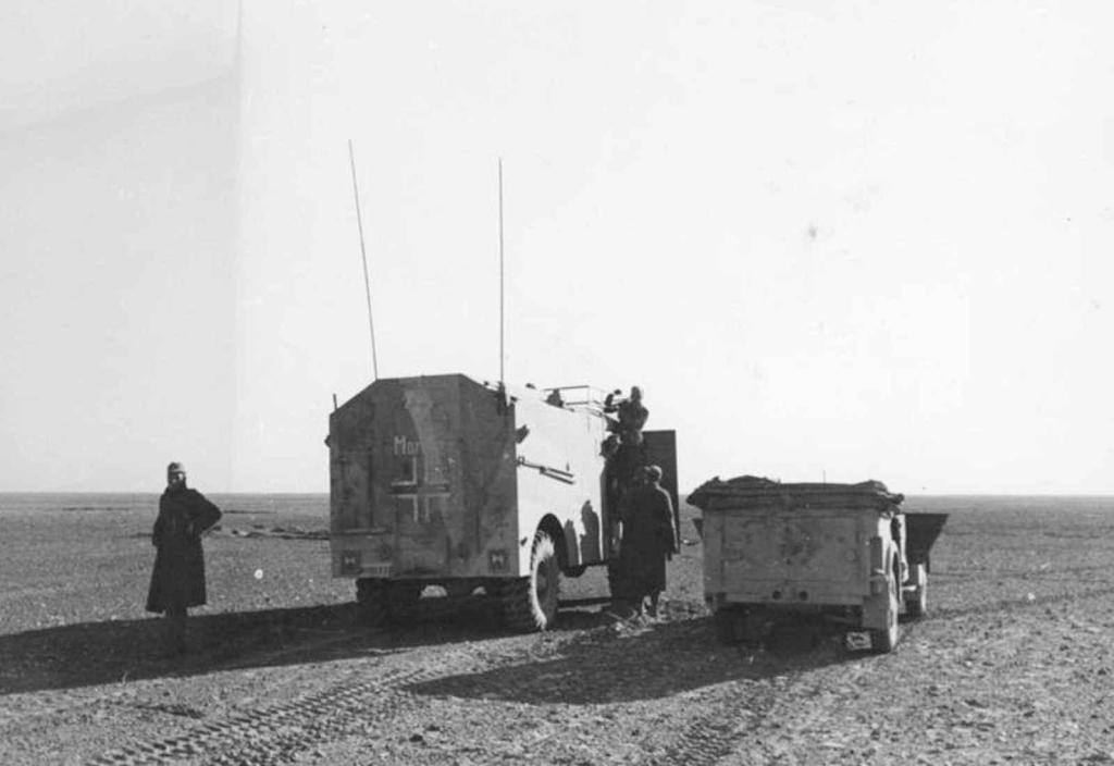 Ukořistěné obrněné velitelské vozidlo ACV AEC Dorchester v africké poušti. Jedná se o velitelské vozidlo maršála Rommela.