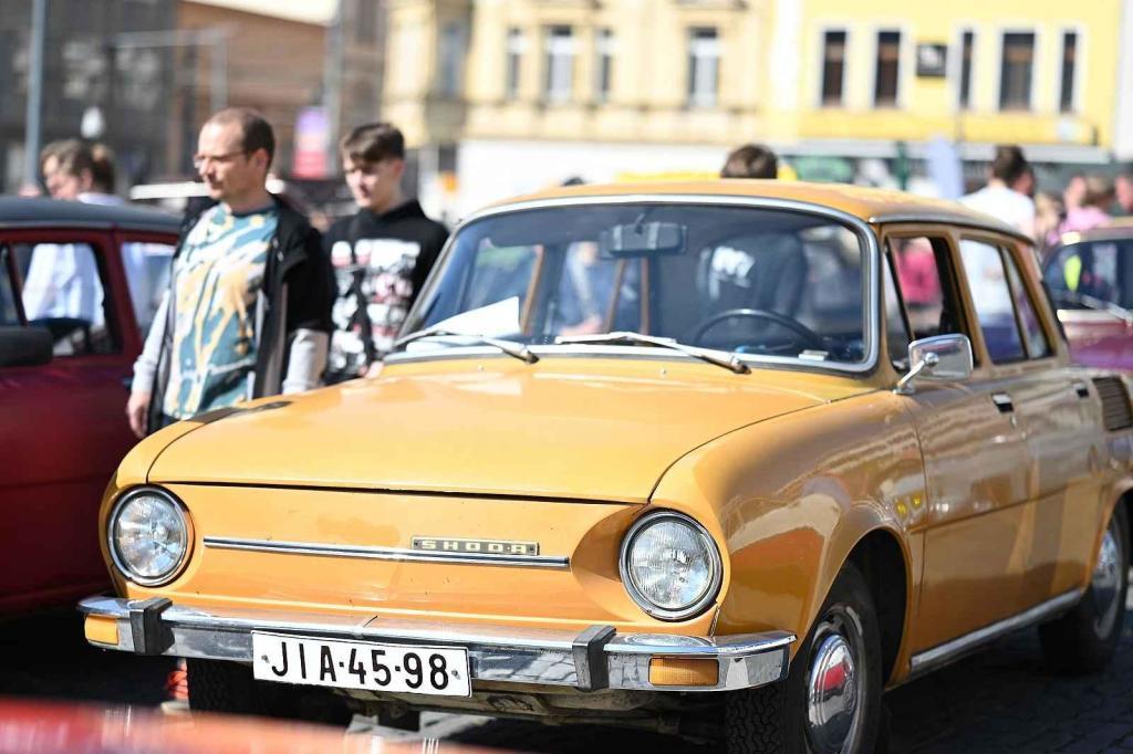 Prvomájová jízda automobilových veteránů 2025 v Ústí nad Labem.
