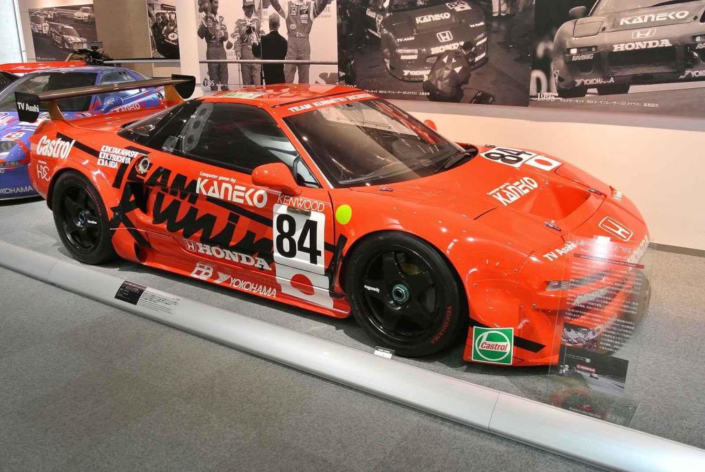 Honda NSX, se kterou posádka Kunimitsu Takahashi - Akira Iida - Keiichi Tsuchiya dosáhla vítězství ve třídě GT2 při 24 hodin Le Mans v roce 1995. Vůz je vystavený v Honda Collection Hall.