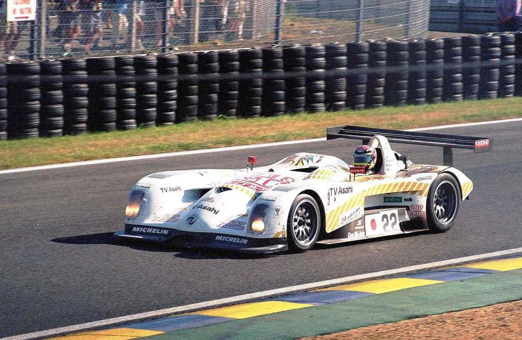 Závod 24 hodin Le Mans 2000 a vůz Panoz LMP1 Roadster posádky Keichi Tsuchiya - Masahiko Kondou - Akira Iida po projetí pod mostem Dunlop.