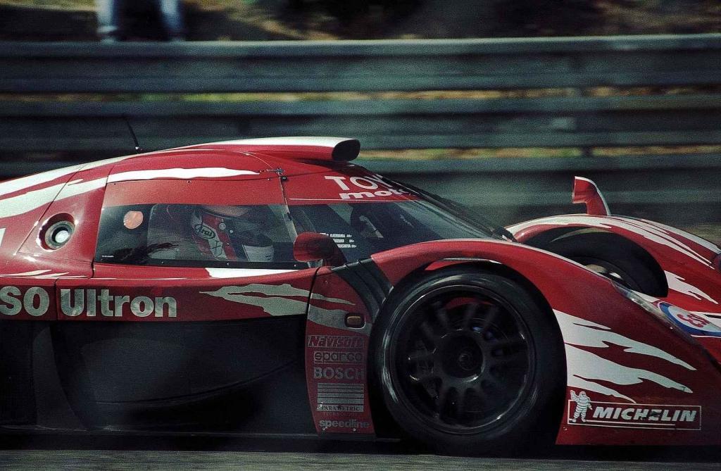 Keiichi Tsuchiya v kokpitu Toyoty GT-One při závodě 24 hodin Le Mans 1998.