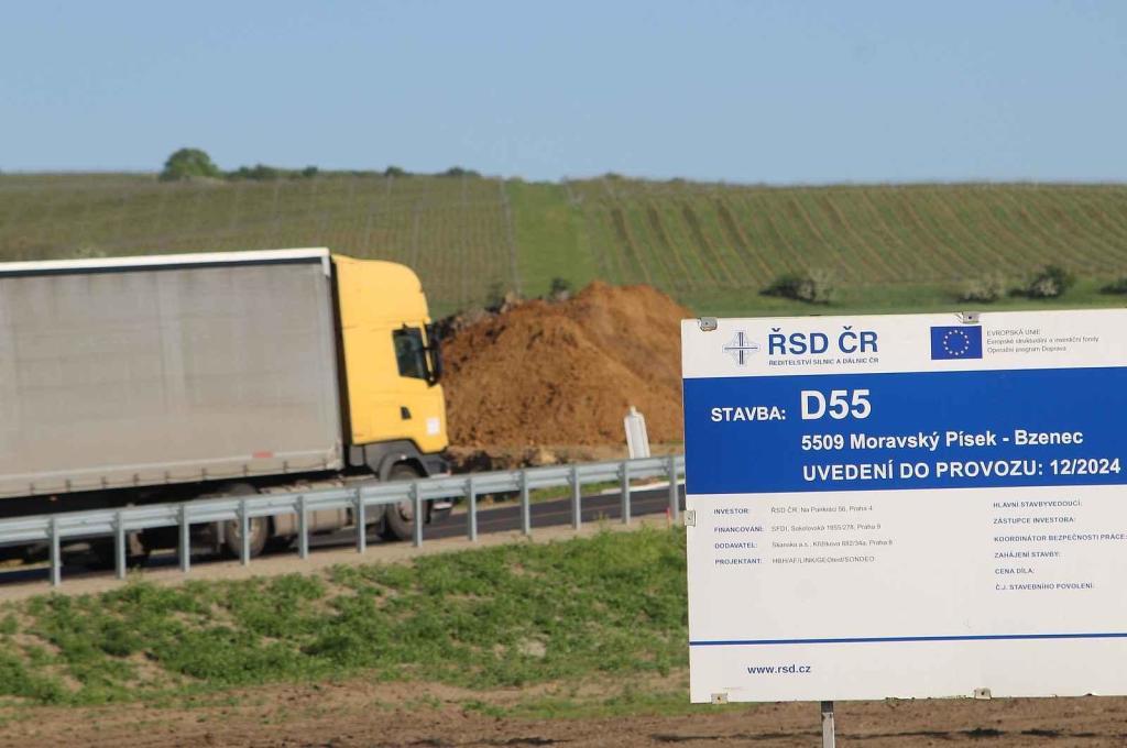 Provoz u rozestavěného úseku dálnice D55 u Bzence druhé květnové ráno 2025.