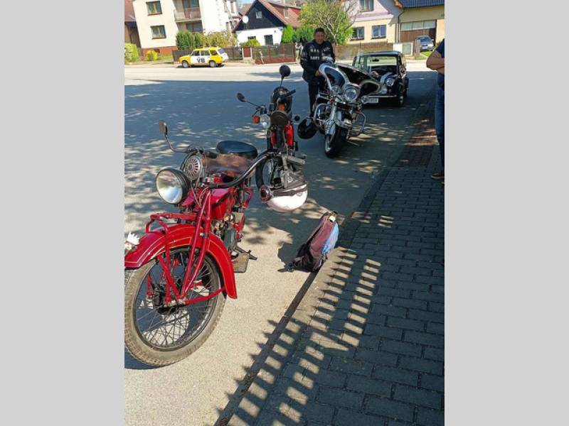 Motory, co něco pamatují. Tak to vypadalo v Jiřících na prvního máje. Podívejte se.