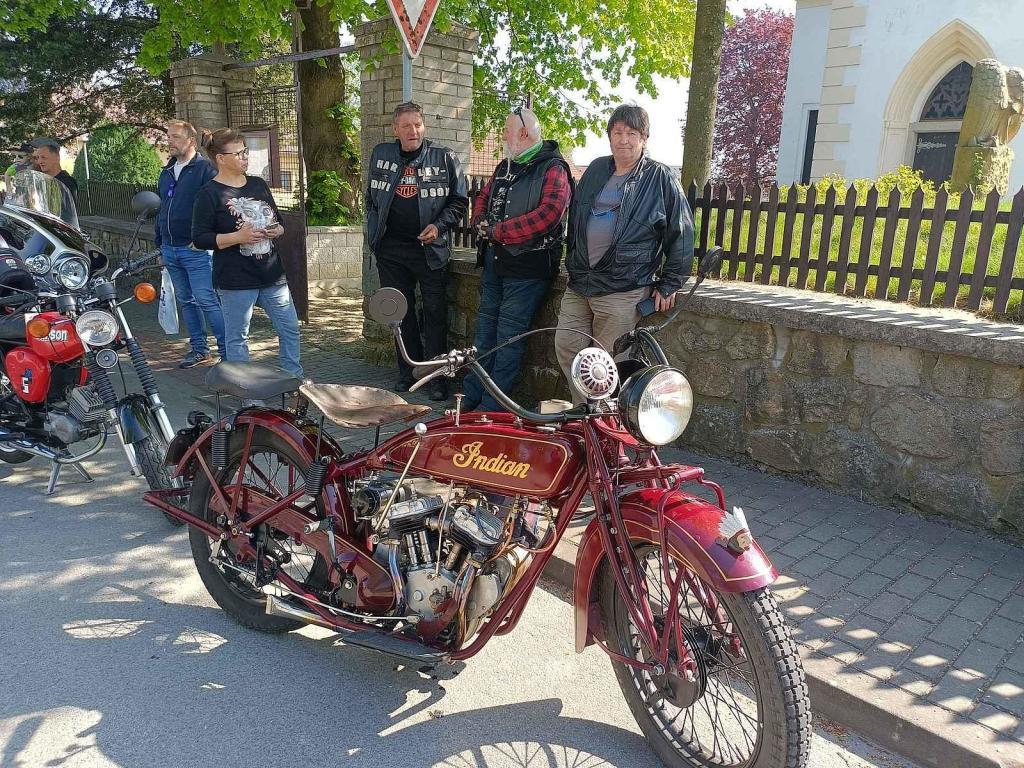 Motory, co něco pamatují. Tak to vypadalo v Jiřících na prvního máje. Podívejte se.