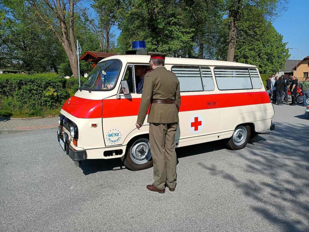 Motory, co něco pamatují. Tak to vypadalo v Jiřících na prvního máje. Podívejte se.
